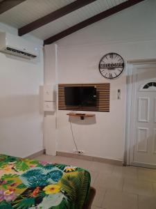 Μια τηλεόραση ή/και κέντρο ψυχαγωγίας στο Ti Édèn