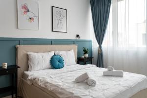 a bedroom with a large bed with towels on it at Urban Modern Apartment - AFI Arad in Arad