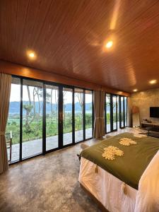 Giường trong phòng chung tại Maisaba Kintamani Luxury Cabin and Bistro