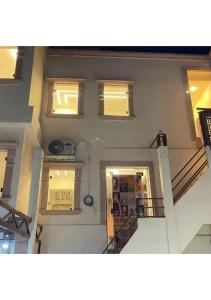 - Vistas a una escalera del edificio en Noya Pyramids view hotel, en El Cairo