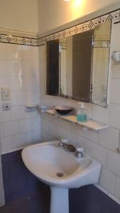 een badkamer met een wastafel en een spiegel bij Córdoba y Colon in Mar del Plata +14 foto's
