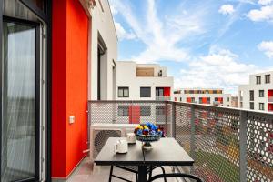 a balcony with a table with a bowl of fruit at Urban Modern Apartment - AFI Arad in Arad