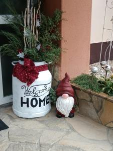 a santa claus figurine next to a flower pot at Hársfa apartman in Makó