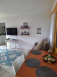 Телевизор и/или развлекательный центр в The Hilton Stay Cottages