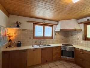 Kuchyň nebo kuchyňský kout v ubytování Big Apartment nearby Interlaken Parking + 29 fotografií