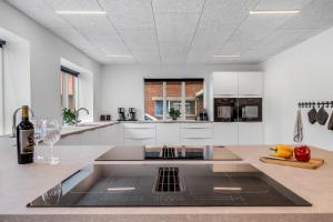 Η κουζίνα ή μικρή κουζίνα στο Large Pool House With 15 Bedrooms And Lots Of Activity Options