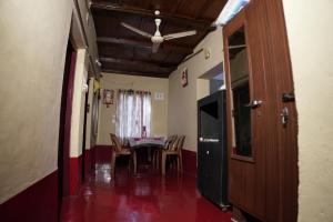 Μια τηλεόραση ή/και κέντρο ψυχαγωγίας στο Ajjana Mane Service apartment