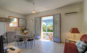 Χώρος καθιστικού στο L'AMANDIER -LE FIGUIER-LES LAURIERS ROSES