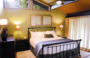una camera con un letto e due lampade e due finestre di Junipine Resort a Sedona