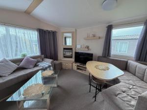 Η κουζίνα ή μικρή κουζίνα στο Lovely 6 Berth Caravan With Wifi At Pakefield, Suffolk 68119Bs