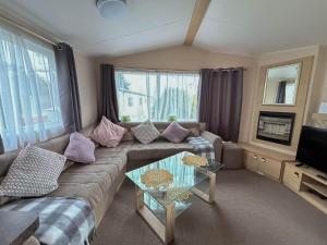 Χώρος καθιστικού στο Lovely 6 Berth Caravan With Wifi At Pakefield, Suffolk 68119Bs