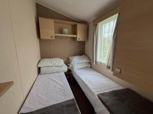 Ένα ή περισσότερα κρεβάτια σε δωμάτιο στο Lovely 6 Berth Caravan With Wifi At Pakefield, Suffolk 68119Bs +13 φωτογραφίες