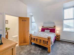 Sea View Penthouse - Regency Mansion في ريدكار: غرفة نوم بسرير وباب خشبي +23 صورة