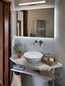 Ένα μπάνιο στο Stone Sunset Villa