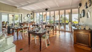 内尔斯普雷特洛瑞的呼唤旅馆的餐厅里有桌椅和窗户。