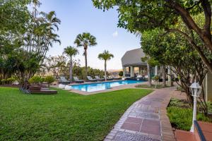 内尔斯普雷特洛瑞的呼唤旅馆的享有带游泳池和树木的别墅的外部景色