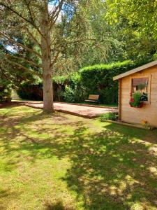 Κήπος έξω από το Gîte Les Séquoias avec piscine et sauna à 1h de Paris