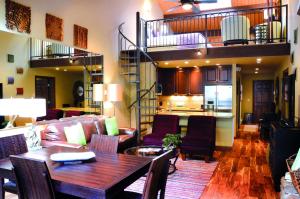 un soggiorno con tavolo e scala a chiocciola di Junipine Resort a Sedona