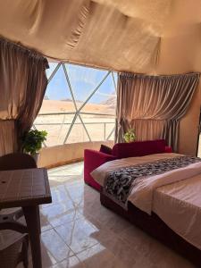 Una cama o camas en una habitación de ROSELLA Wadi Rum