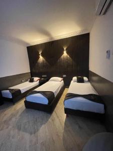 Una cama o camas en una habitación de SINGAPOUR MAROC 14 fotos más