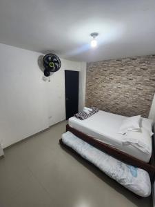 Postel nebo postele na pokoji v ubytování Hostal SHELTER LA PERLA - San luis, Antioquia, Colombia