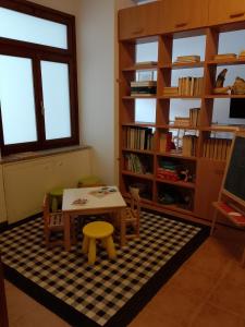 Η βιβλιοθήκη του ξενώνα