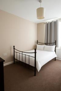 a bedroom with a black and white bed with white pillows at City Stays Norwich NR3 in NWI