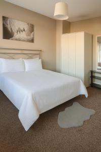 a bedroom with a large white bed and a window at City Stays Norwich NR3 in NWI
