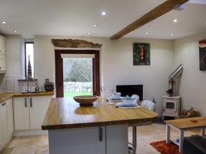 una cucina con tavolo e ciotola sopra di The Crog Loft - Uk45652 a Rhiw