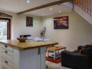 una cucina con tavolo e un soggiorno di The Crog Loft - Uk45652 a Rhiw Altre 6 foto