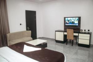 Μια τηλεόραση ή/και κέντρο ψυχαγωγίας στο De Baylux Hotel and Suites, Lekki, Lagos
