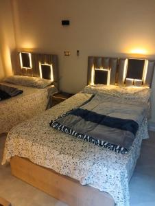 Ένα ή περισσότερα κρεβάτια σε δωμάτιο στο شاليهات البرج