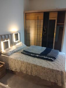 Ένα ή περισσότερα κρεβάτια σε δωμάτιο στο شاليهات البرج