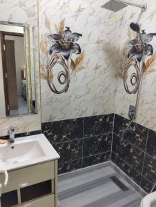 Ένα μπάνιο στο شاليهات البرج +2 φωτογραφίες