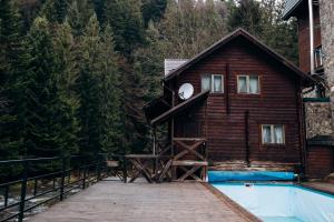 Bazén v ubytování Готель Пацьорка nebo v jeho okolí