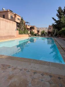 Бассейн в Appartement avec rooftop privé 3km des plages Taghazout surf или поблизости