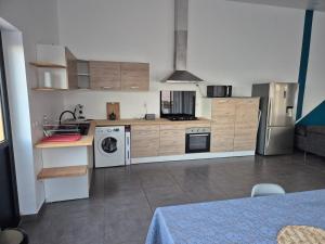 Кухня или мини-кухня в villa avec piscine privé vue sur mer et montagne
