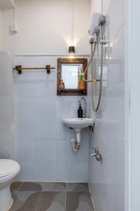 ホーチミン・シティにあるKibou Homestayのトイレと洗面台のあるバスルーム