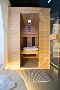 una camera con due letti di Eterea Wellness Suites a Montescaglioso