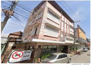 a building with a car parked in front of it at โรงแรมเอเซีย in Sathani Phitsanulok