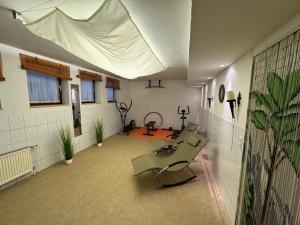 a waiting room with a white ceiling and benches at WanderOase Waldblick in Goslar