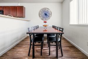 een eettafel met stoelen en een vaas met bloemen erop bij Canyon View Oasis home in Redlands