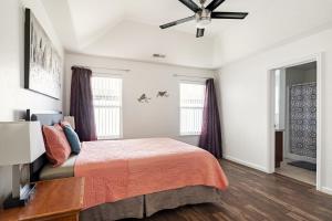 een slaapkamer met een bed en een plafondventilator bij Canyon View Oasis home in Redlands