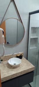 コンデにあるCasa de Praia com Piscina Coqueirinho João Pessoaの洗面台と鏡のあるバスルーム