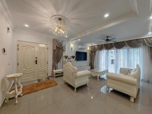 Телевизор и/или развлекательный центр в 5Bedroom Grande Villa PJ 6