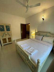 Ένα ή περισσότερα κρεβάτια σε δωμάτιο στο Cozy Assagao 1BHK Apartment with Pool, WiFi & Near Hotspots +6 φωτογραφίες