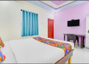 Μια τηλεόραση ή/και κέντρο ψυχαγωγίας στο Hotel Royal Inn Dehu