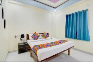 Ένα ή περισσότερα κρεβάτια σε δωμάτιο στο Hotel Royal Inn Dehu