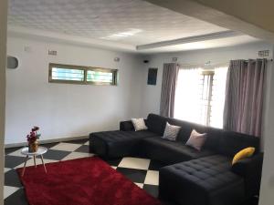 Khu vực ghế ngồi tại Ndameka Apartments