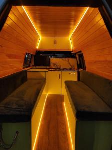 T4 Camper في أغادير: غرفة صغيرة مع أريكة ومطبخ مع أضواء
